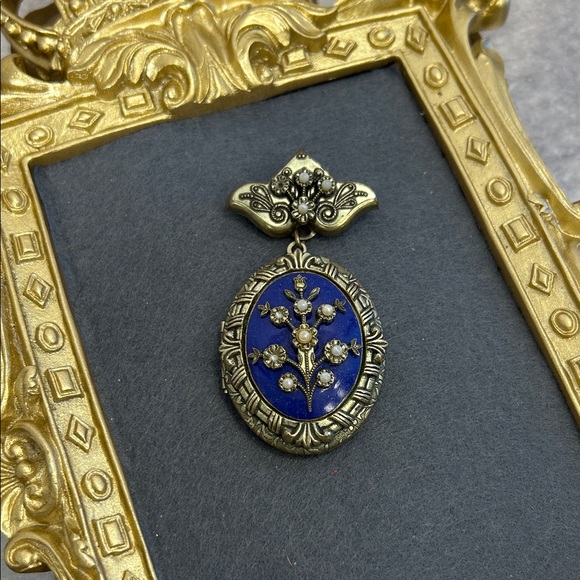 Trifari Jewelry - Vintage Crown Trifari cobalt blue locket brooch